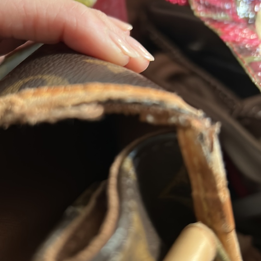 Good condition Louis Vuitton crossbody - Picture 9 of 11